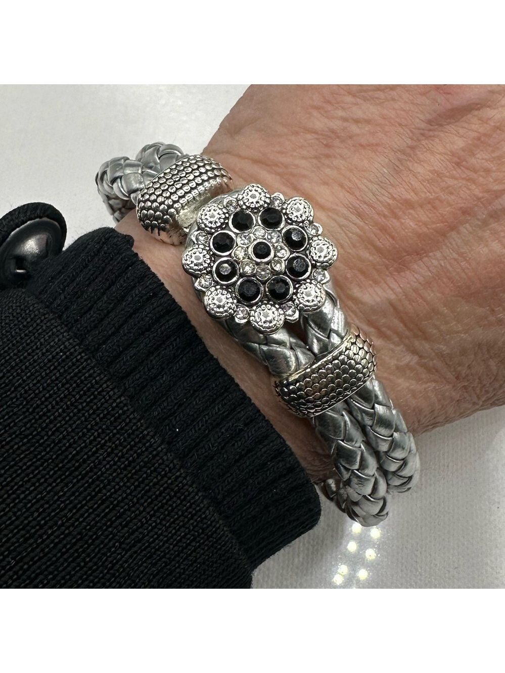 Snap Jewelry Silver Loop Bracelet & Black & Silver Victorian Flower 18mm Snap